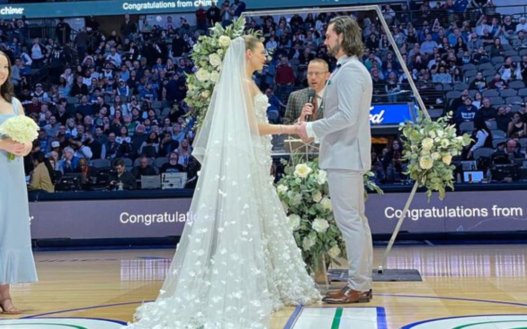 Couple Marries at Mavericks Game