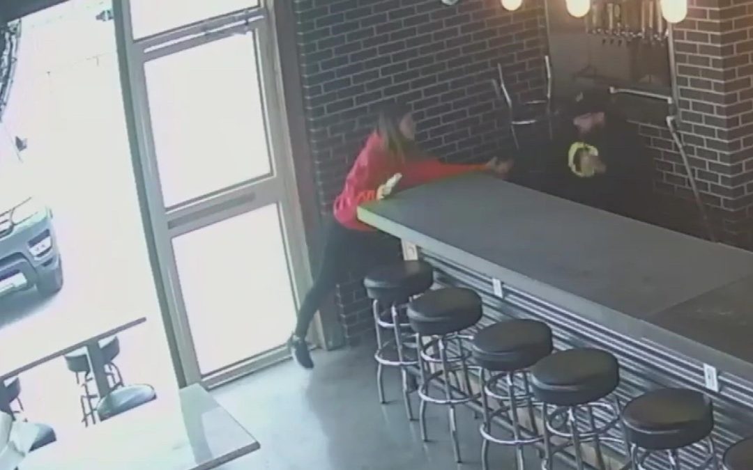 Video muestra a un camarero sirviendo en exceso a un conductor