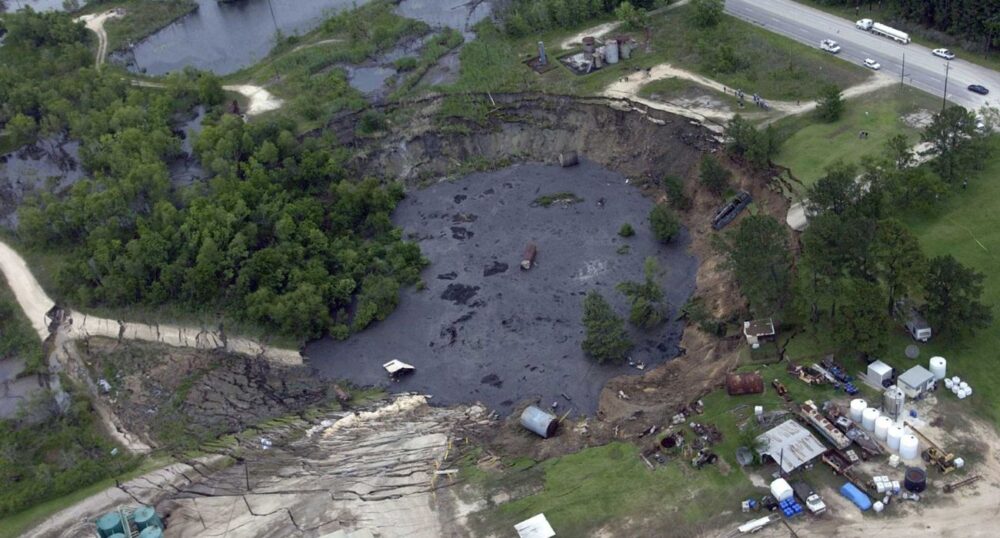 VIDEO: Giant Sinkhole in Texas Grows Larger