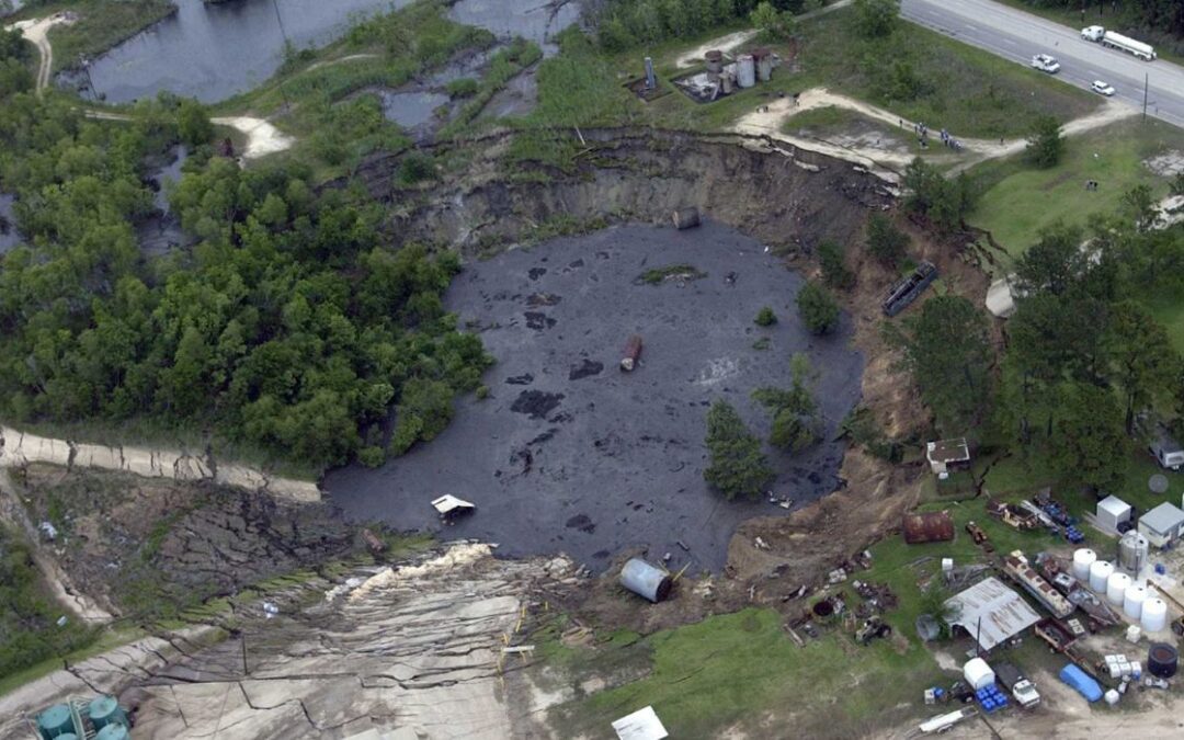 VIDEO: Giant Sinkhole in Texas Grows Larger