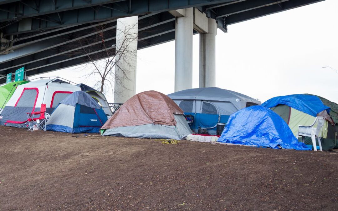 La ciudad despeja el campamento de vagabundos para la construcción de la I-45