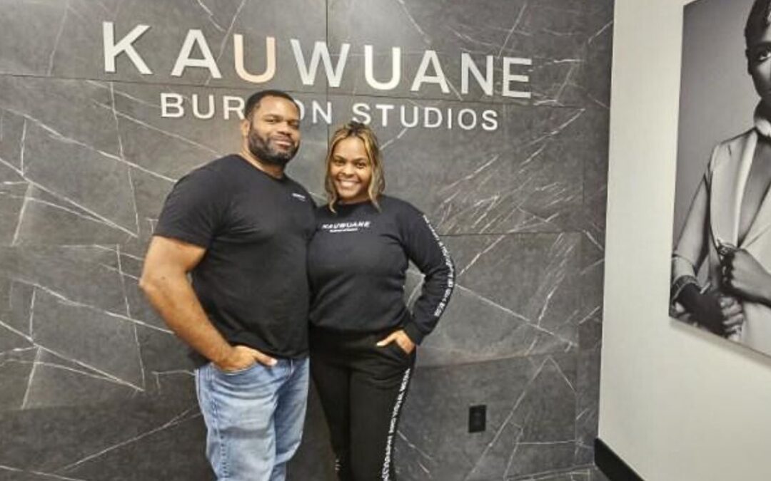 El dúo de marido y mujer traslada el estudio al suburbio de DFW
