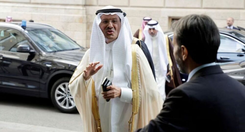 Saudi Arabia, Russia Announce Oil Cuts