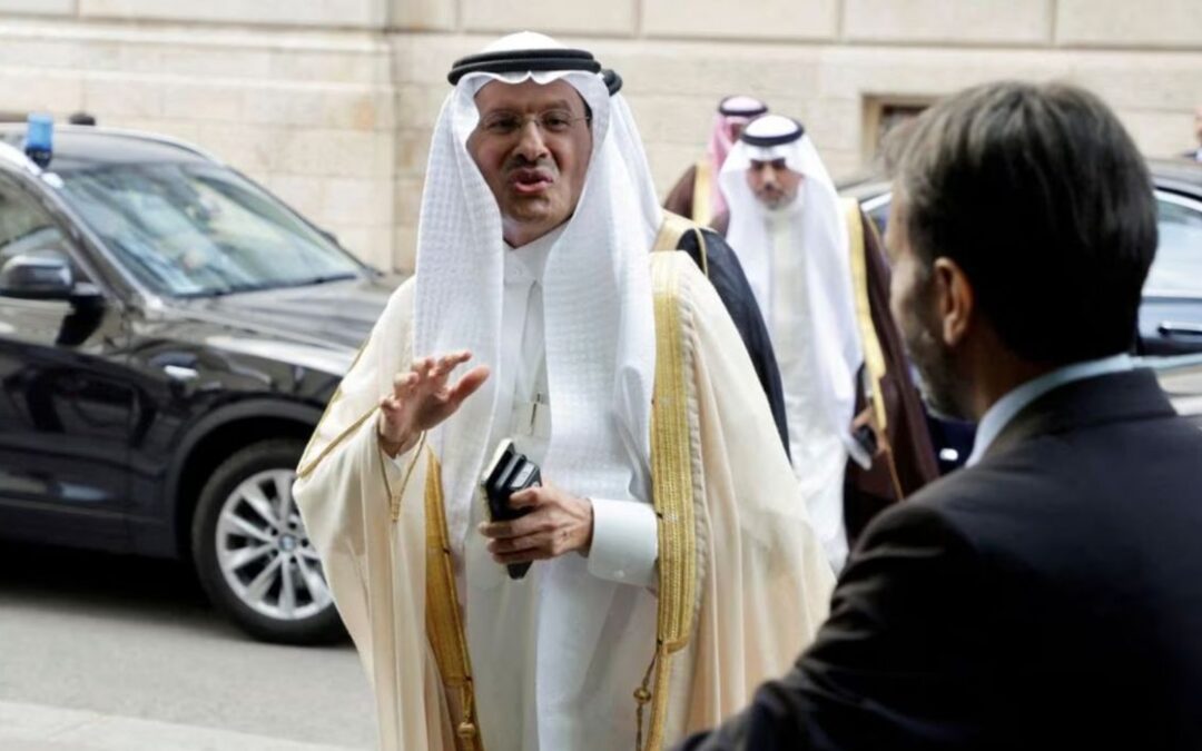 Saudi Arabia, Russia Announce Oil Cuts