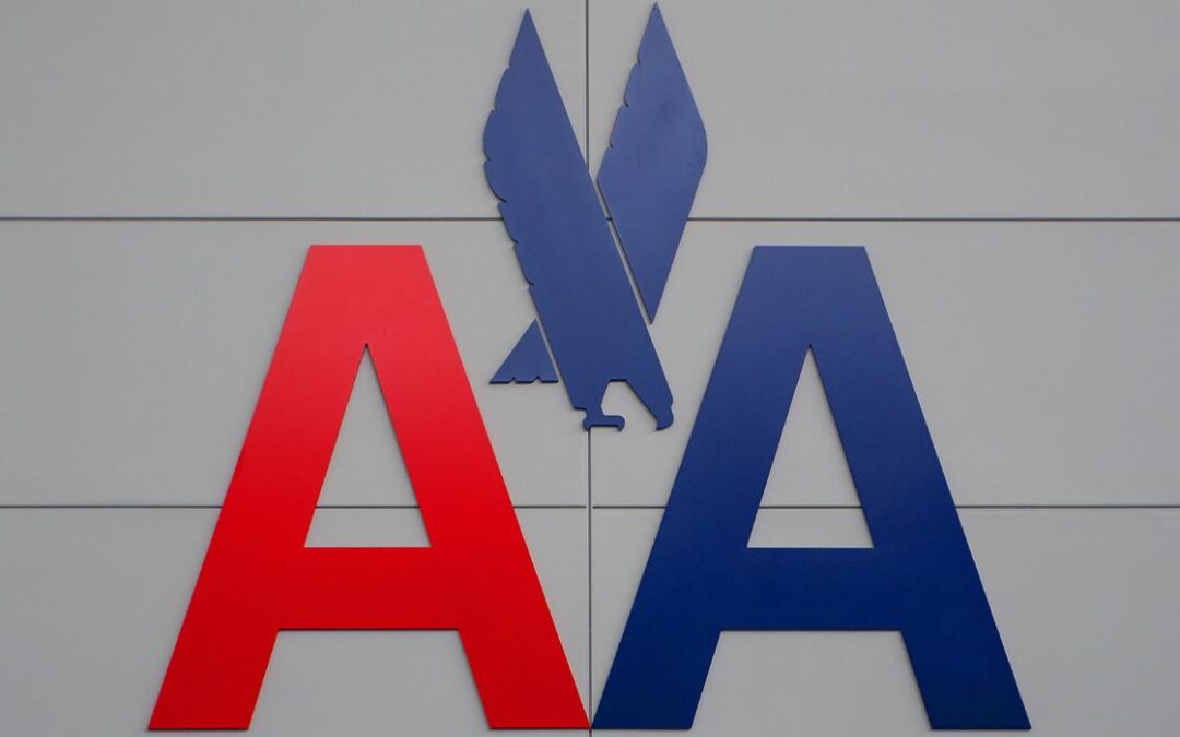 Auxiliares de vuelo de American Airlines aprueban huelga