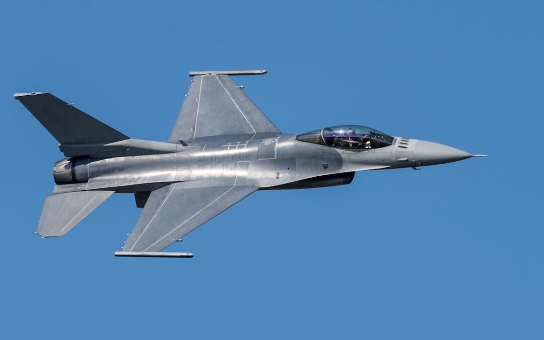 Estados Unidos firma aviones F-16 para Ucrania
