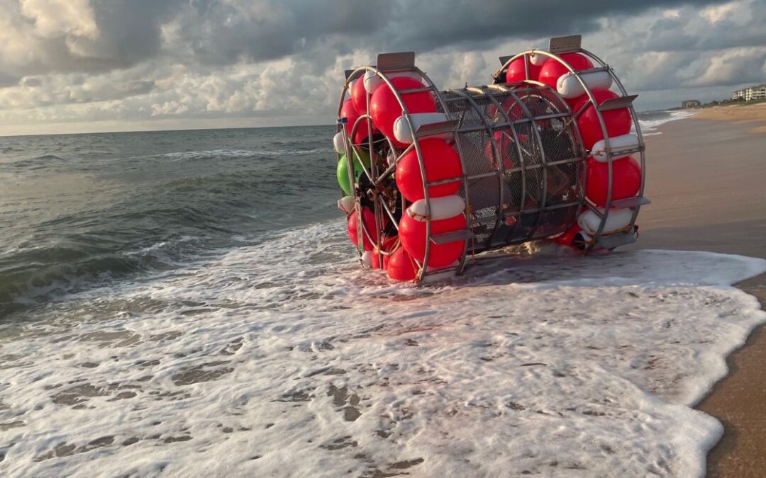 Hombre en rueda de hámster gigante arrestado en el océano