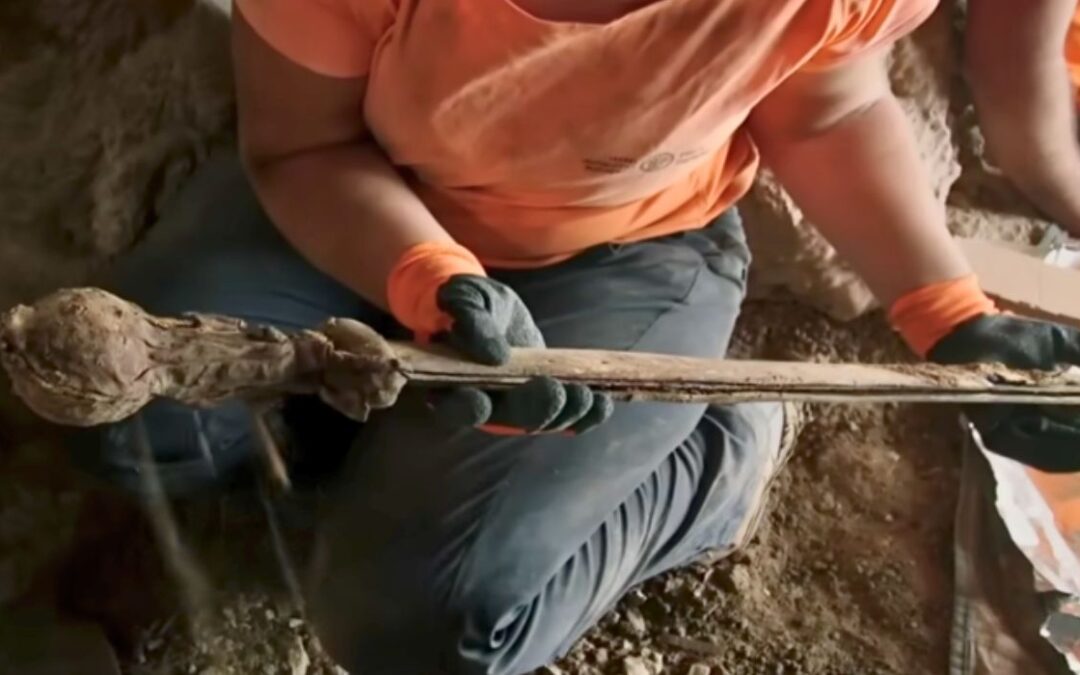 VIDEO: Antiguas espadas romanas encontradas en una cueva del Mar Muerto
