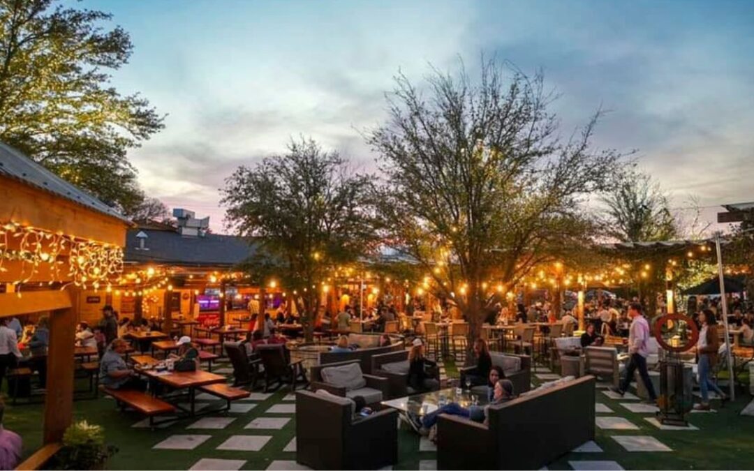 Echa un vistazo a los mejores lugares para cenar al aire libre en Dallas