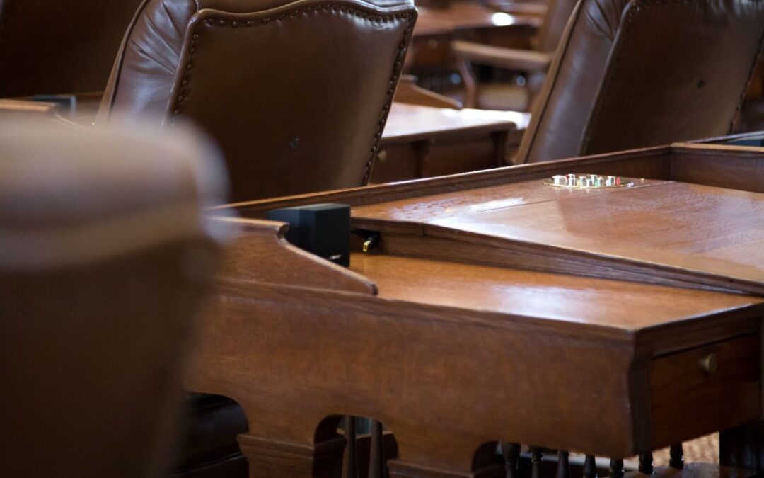 El Senado de Texas avanza proyectos de ley mientras la Cámara está ausente