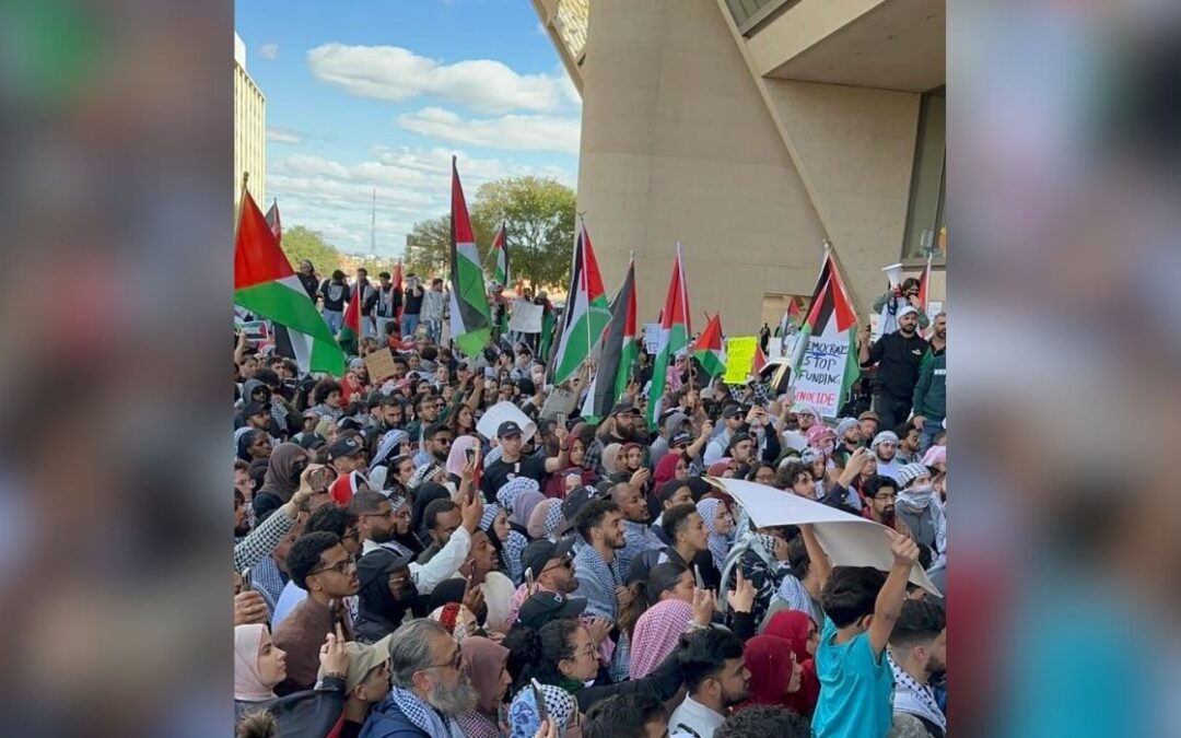 Manifestantes antiisraelíes marchan en el centro de la ciudad