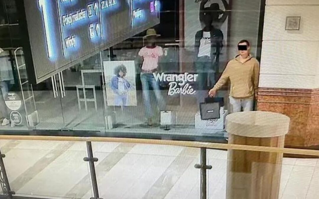 Hombre se hace pasar por maniquí y se vuelve loco en un centro comercial