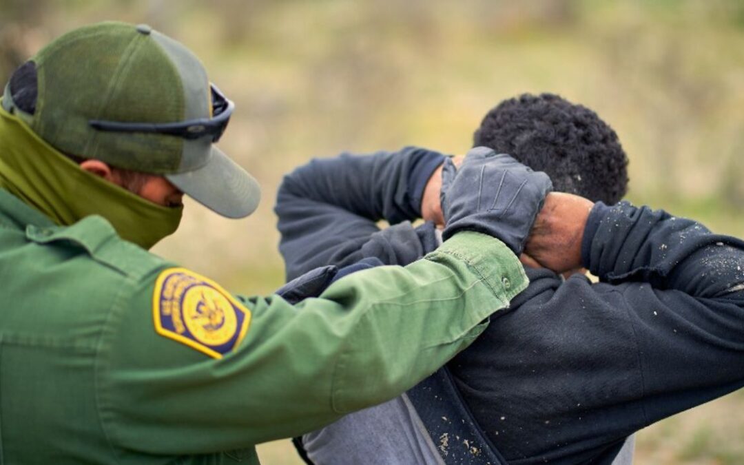 Los federales registran un número récord de encuentros con inmigrantes