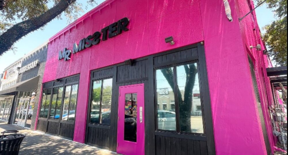 Dallas Drag Show Keeps Drawing in Customers