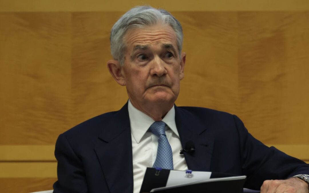 Los ambientalistas interrumpen el discurso del presidente de la Reserva Federal, Powell
