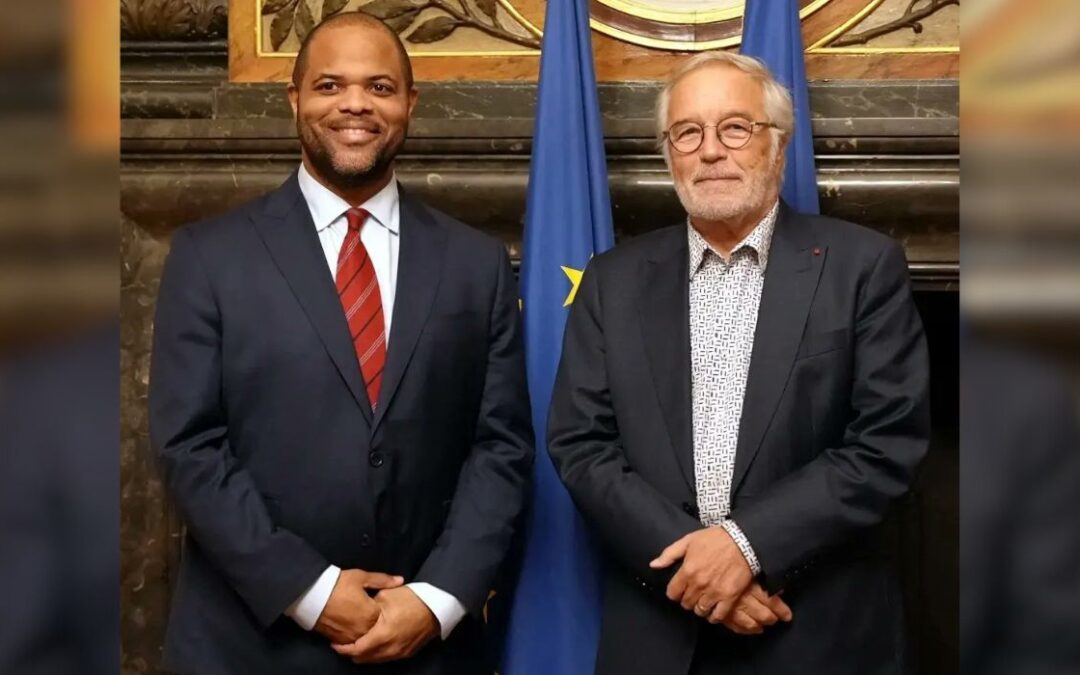 El alcalde Johnson se reúne con funcionarios franceses