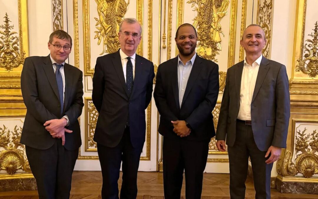 Johnson se reúne con líderes tecnológicos y de museos en Francia