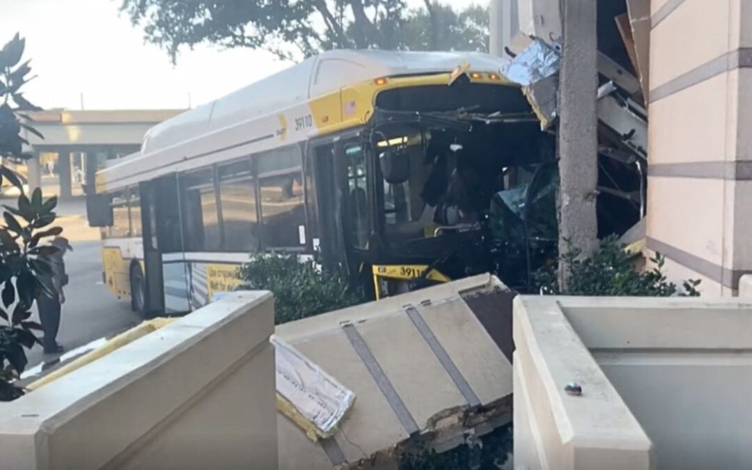 Accidente de autobús en el norte de Dallas envió a 7 personas al hospital
