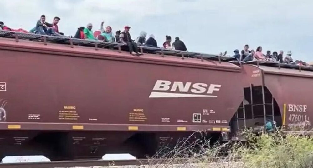 VIDEO: Hundreds Seen Riding on Top of Train to TX-MX Border