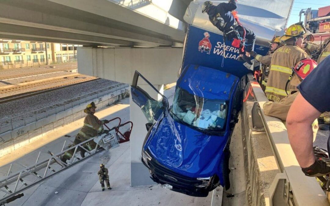 Conductor rescatado mientras camión colgaba de paso elevado