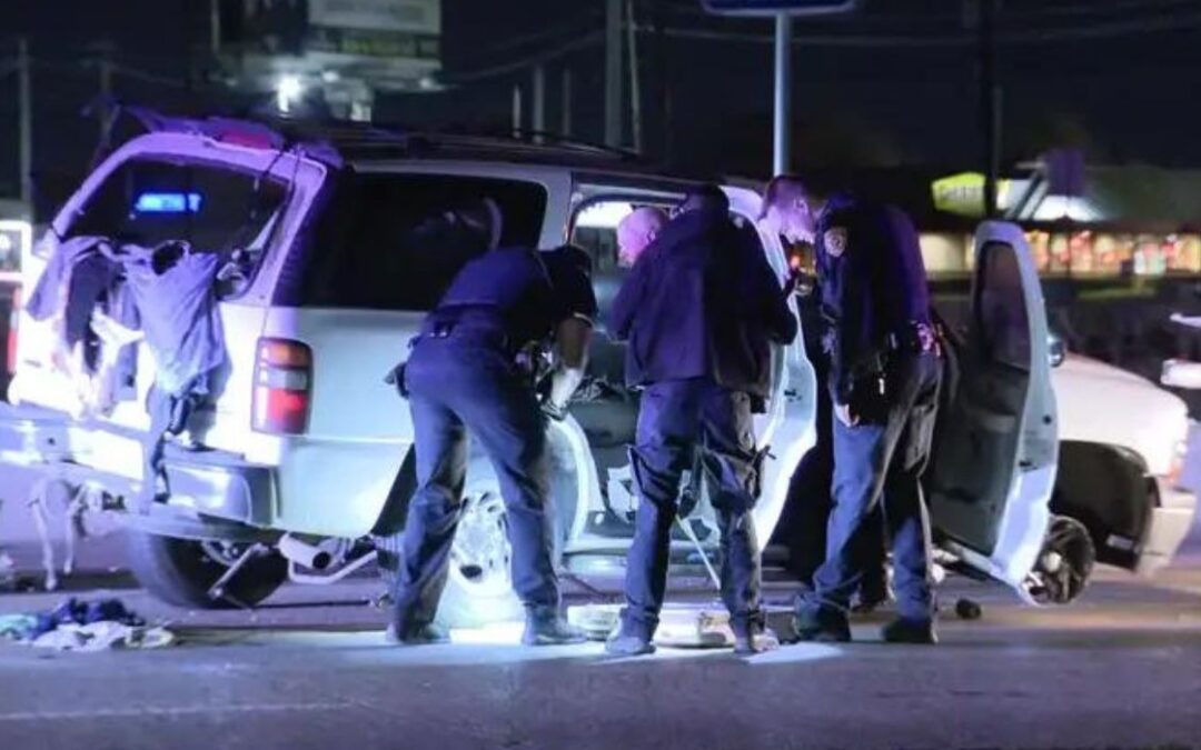 Persecución de un vehículo policial en Dallas termina con un vuelco y dos hospitalizados