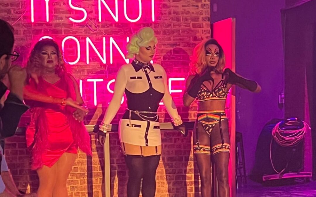Los patrocinadores participan en un espectáculo de drag explícito