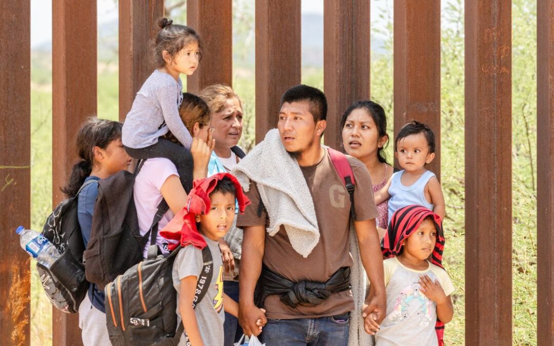 Juez prohíbe temporalmente la separación de familias de inmigrantes