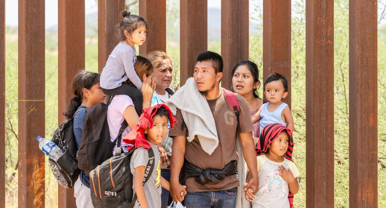 Una familia de inmigrantes ilegales en la frontera entre Estados Unidos y México.