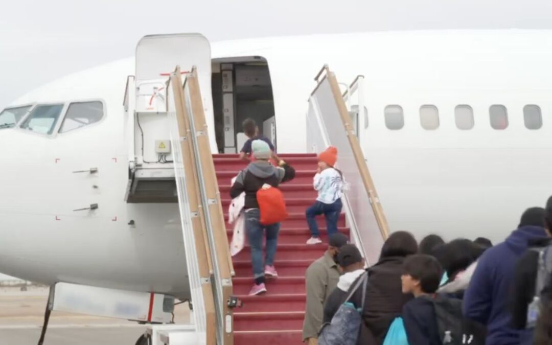 Texas traslada en avión a inmigrantes ilegales a Chicago