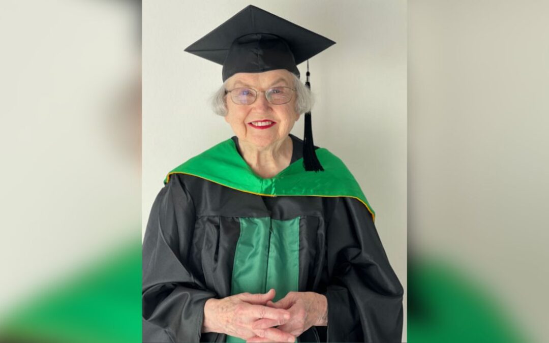 UNT celebra a graduado de 90 años