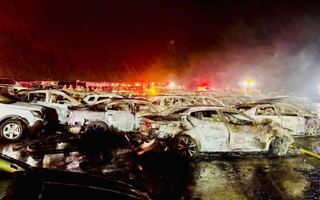 Decenas de vehículos quemados en un incendio en Nochebuena
