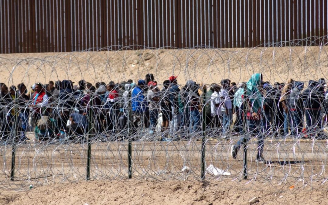 Funcionarios mexicanos desalojan campamento de migrantes