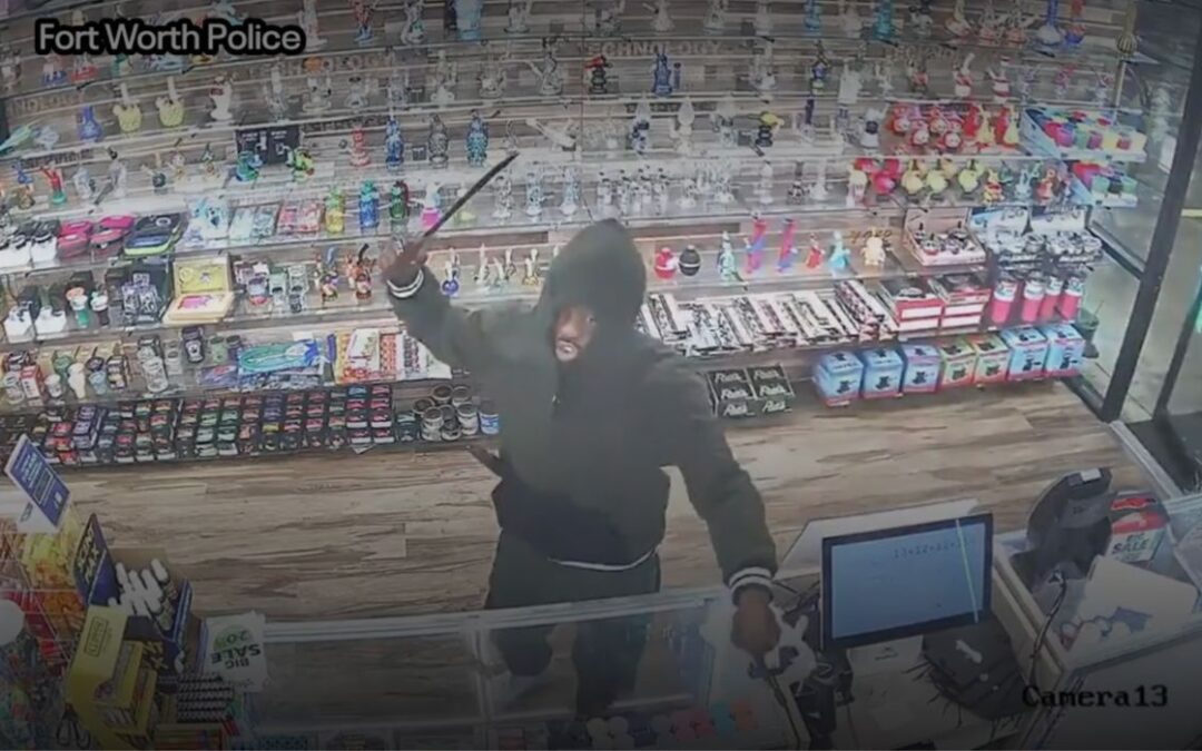 VIDEO: Presunto ladrón con machete buscado por la policía