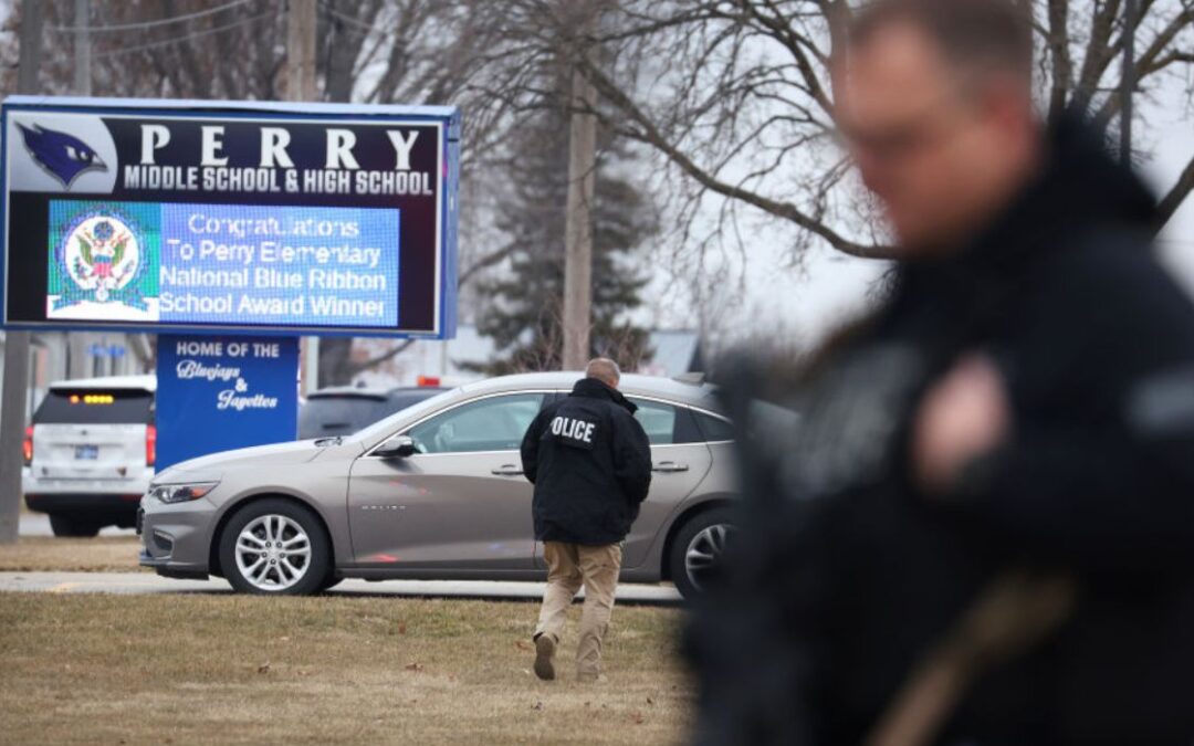 Al menos un muerto en tiroteo en escuela de Iowa
