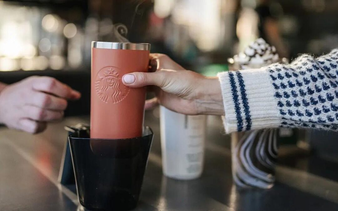 Starbucks lanza vasos reutilizables