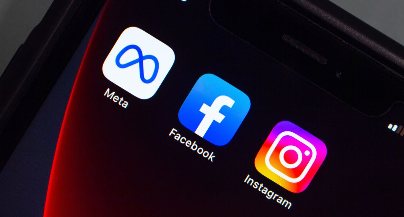 Meta Platforms, Inc., Facebook e Instagram vistos en la pantalla de un iPhone.