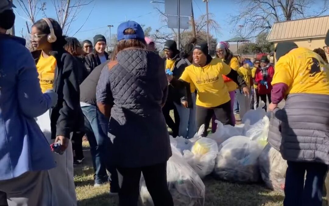 VIDEO: Más de 1,000 voluntarios limpian el parque de la feria