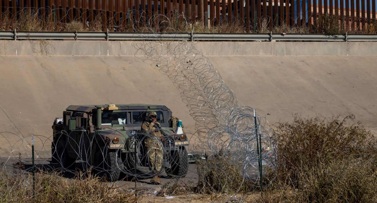 Texas National Guard places wire and barbed wire on the banks of the Rio Grande