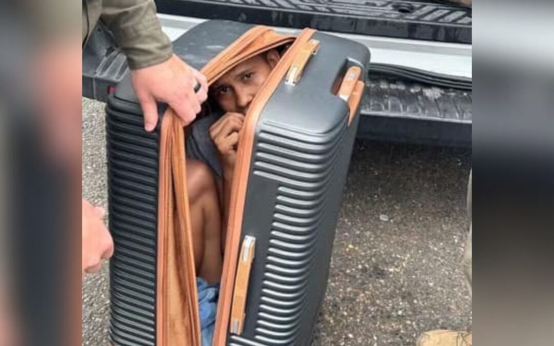FOTO: Policía de TX encuentra a víctima de contrabando metida en una maleta