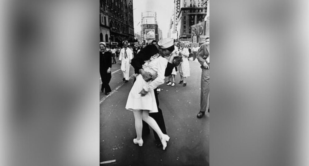 VA Says It’s Not Banning Iconic V-J Day Kiss Pic