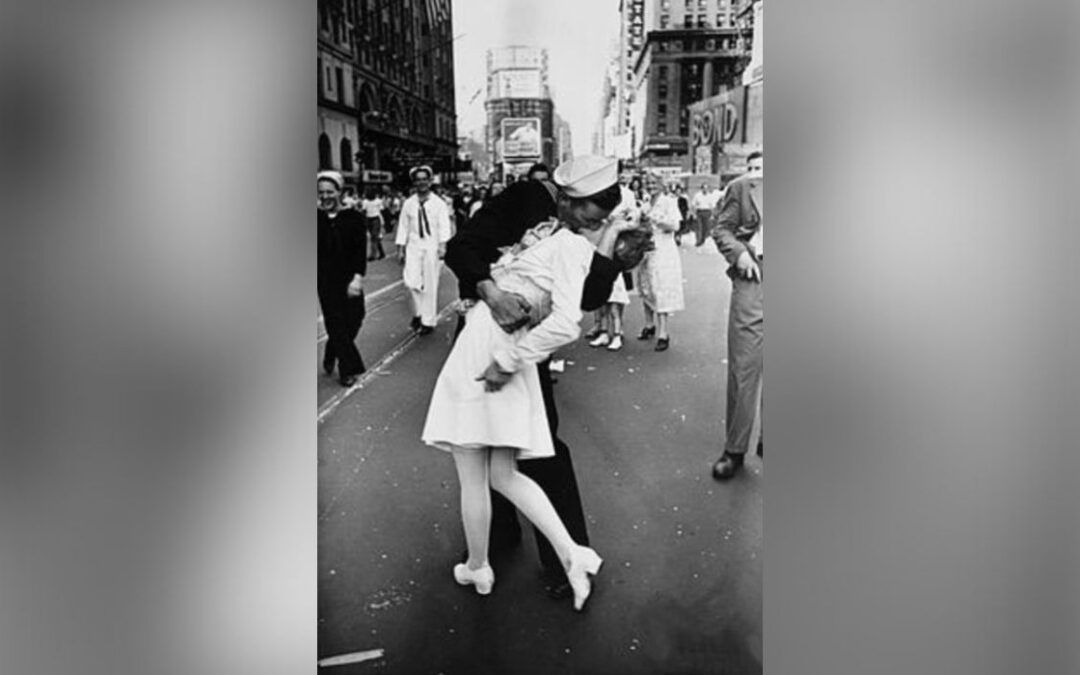 VA dice que no prohibirá la icónica foto de beso del VJ Day