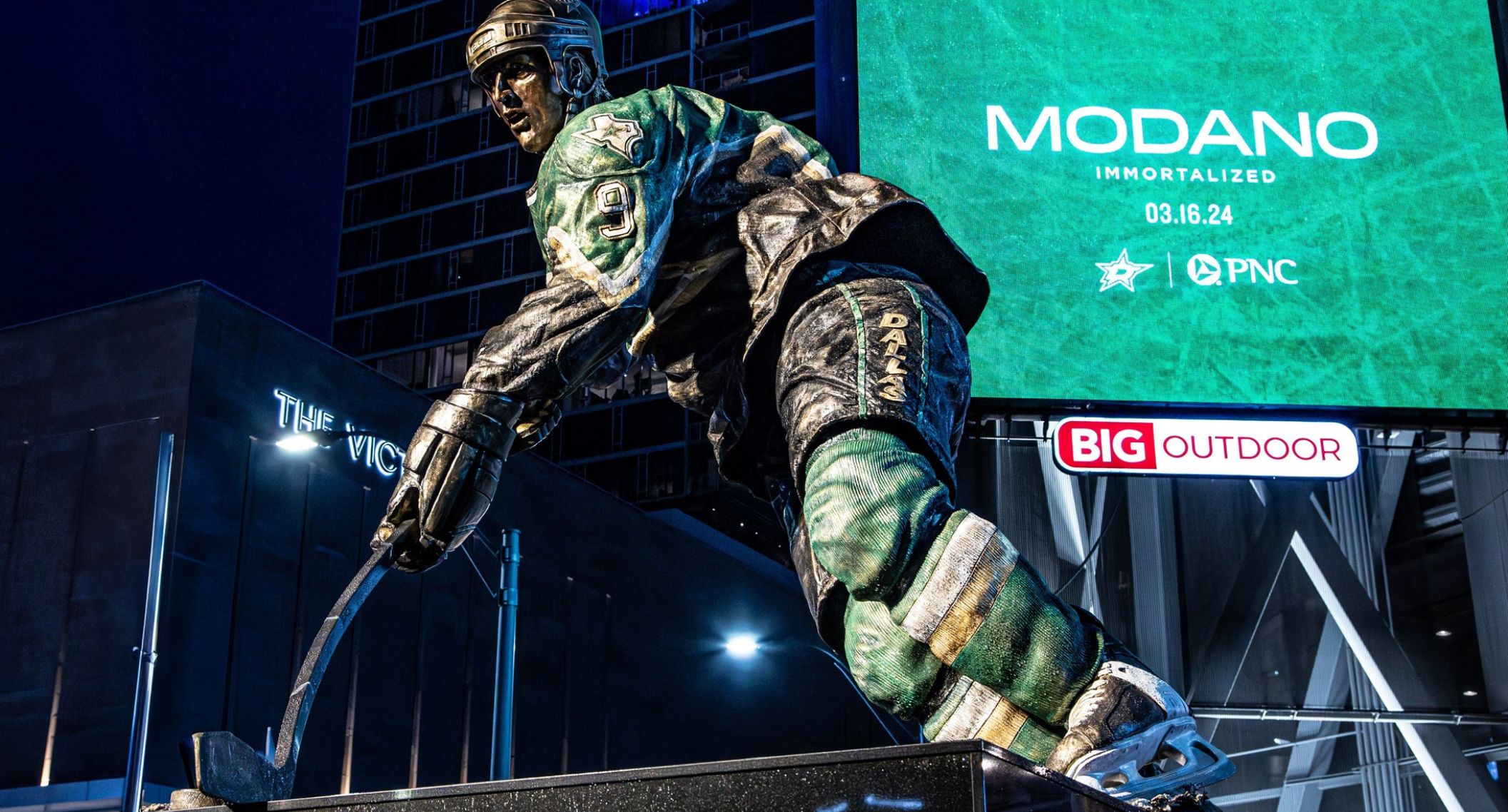 Mike Modano statue outside the American Airlines Center