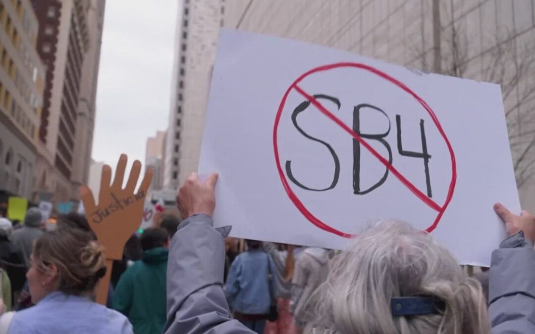 Coalición de agitadores de izquierda protesta contra la SB 4 en Dallas