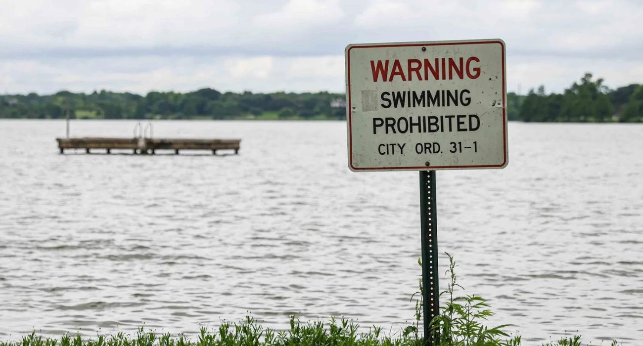 Swimming prohibited sign at White Rock Lake