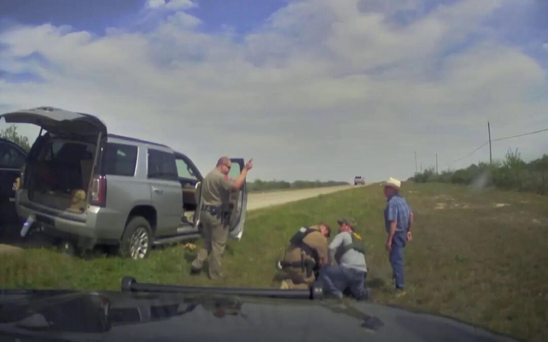 VIDEO: Guardia de Texas supuestamente atrapado traficando con inmigrantes ilegales