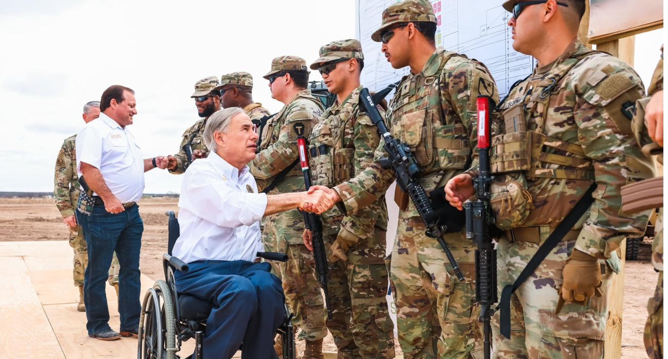 El gobernador Greg Abbott da la mano a miembros de la Guardia Nacional de Texas