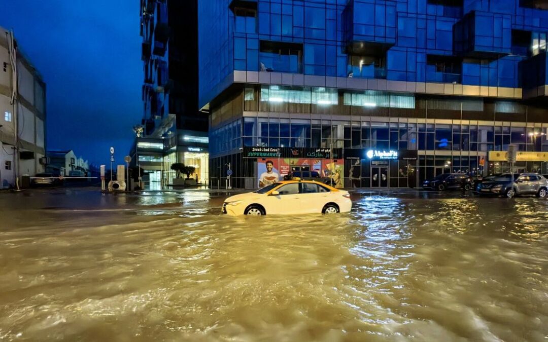 Inundaciones históricas en los Emiratos Árabes Unidos se cobran 19 vidas