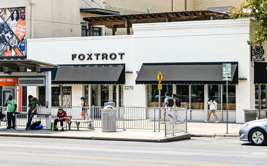 VIDEO: Foxtrot cierra con clientes adentro