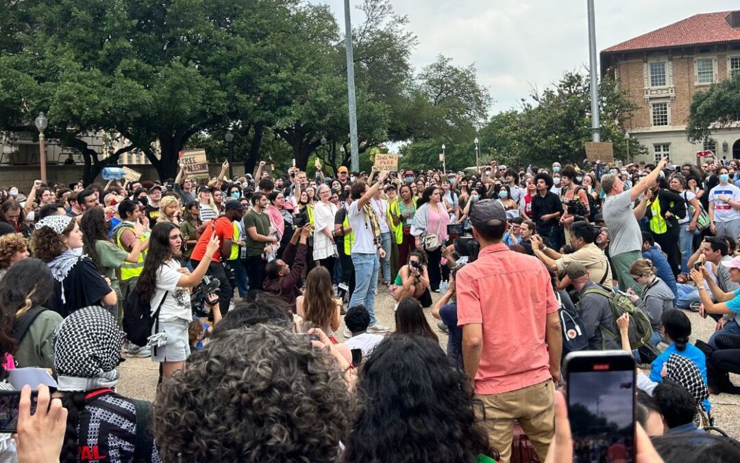 Manifestantes del día 2 en UT emiten 'demandas universitarias' antiisraelíes
