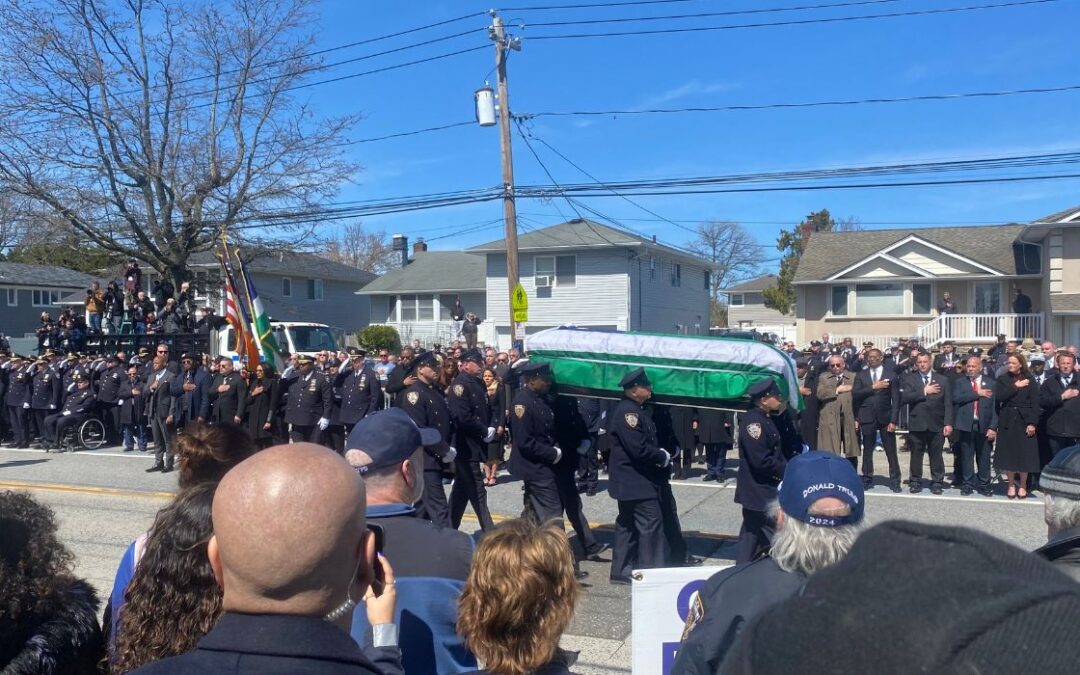 Oficiales de Nueva York se reúnen para recordar a un colega asesinado